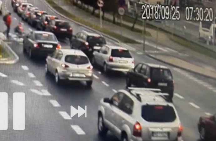 {Kierowca samochodu osobowego potrącił w Olsztynie 9-letnią dziewczynkę. Stało się to, gdy jechał buspasem.}