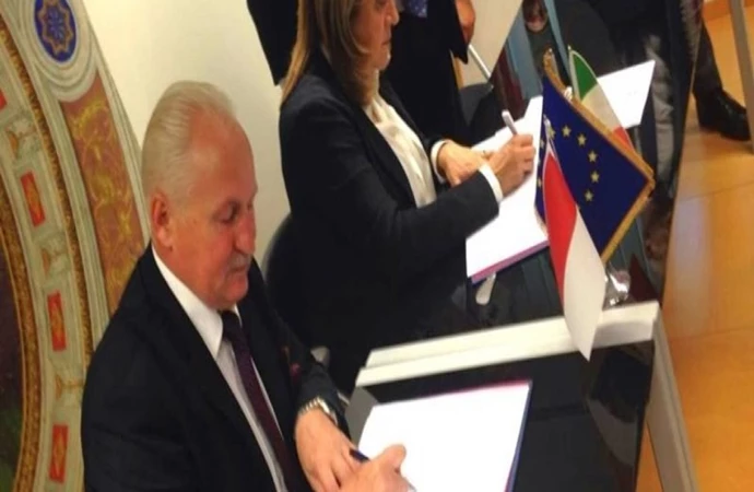 {Marszałek województwa warmińsko-mazurskiego podpisał nowe porozumienie o współpracy z włoskim regionem Umbria.}
