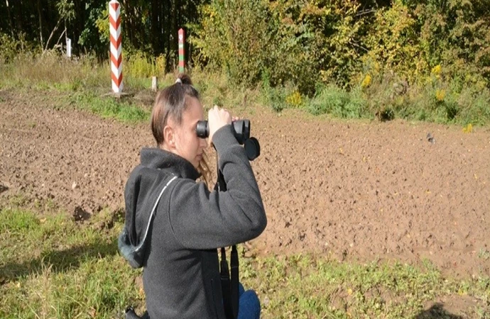 {Dzięki funkcjonariuszom Straży Granicznej niepełnosprawna mieszkanka powiatu kętrzyńskiego mogła zobaczyć, jak wygląda praca na granicy.}